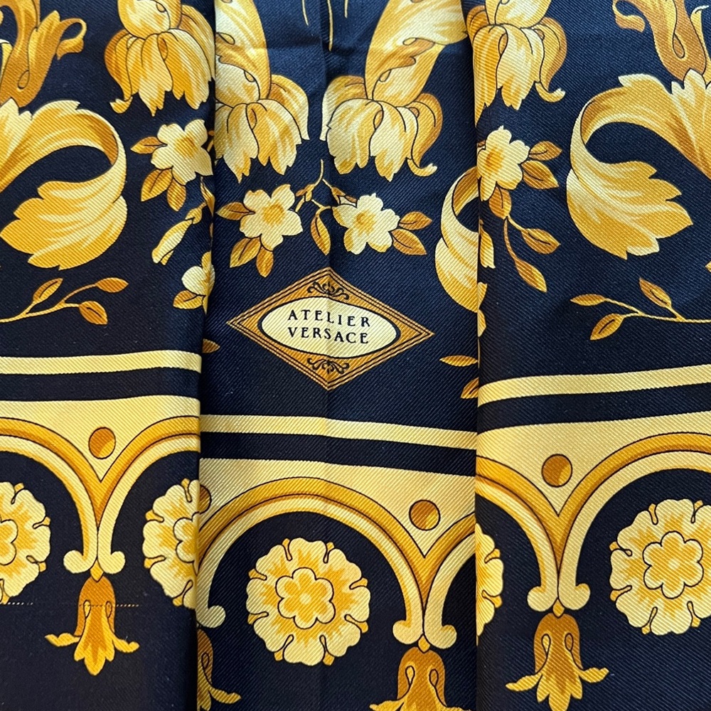 Authentic Versace Baroque Design Black Gold Printed 100% Silk Twill Scarf 33.5" - Picture 13 of 16